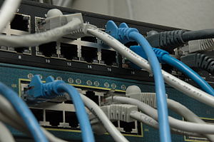 Два сетевых коммутатора и кабель Ethernet Cat5