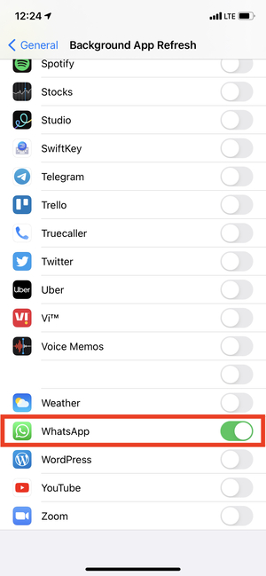 Включить фоновое обновление приложения для WhatsApp на iPhone