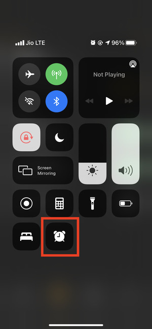Значок будильника в Центре управления на iPhone
