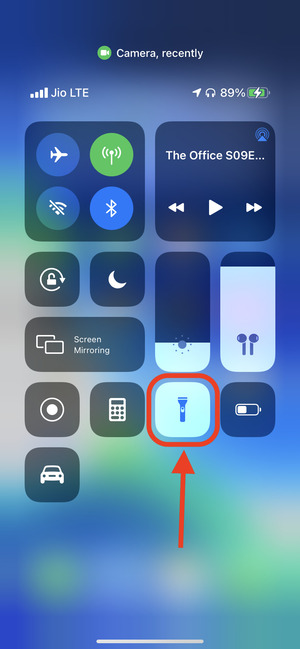 Включите и выключите фонарик iPhone, чтобы исправить черный экран камеры