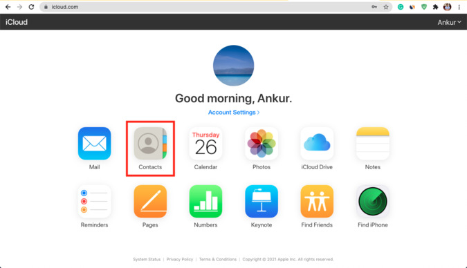 Нажмите «Контакты» в iCloud Web на Mac.