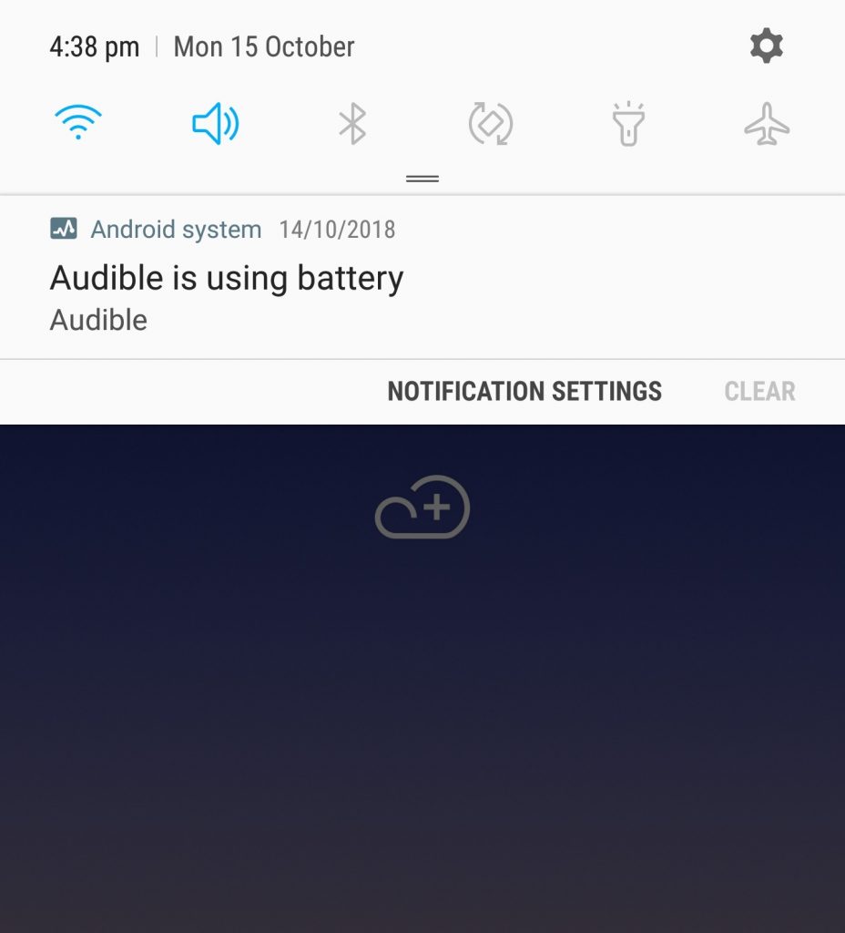 приложение использует уведомление о заряде батареи