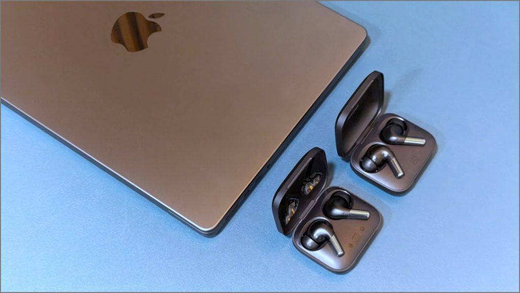 MacBook с двумя полностью беспроводными наушниками-вкладышами