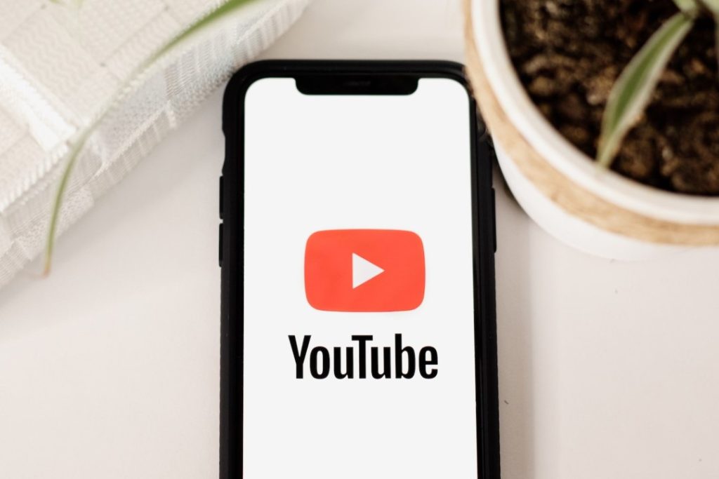 Логотип YouTube на мобильном устройстве