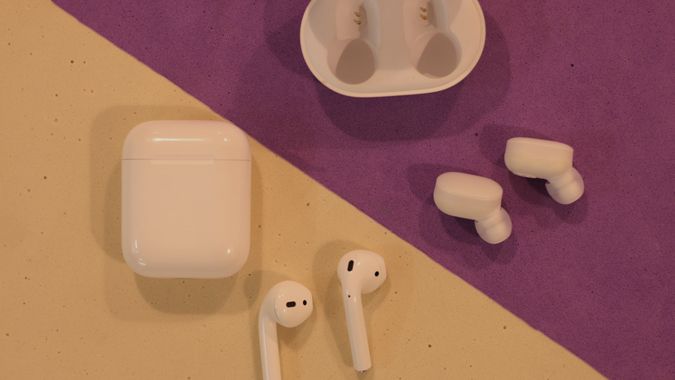 Xiaomi AirPods по сравнению с Apple AirPods по размеру