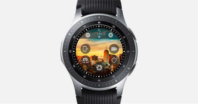 Скриншот Galaxy Watch, показывающий высокое здание и игру.