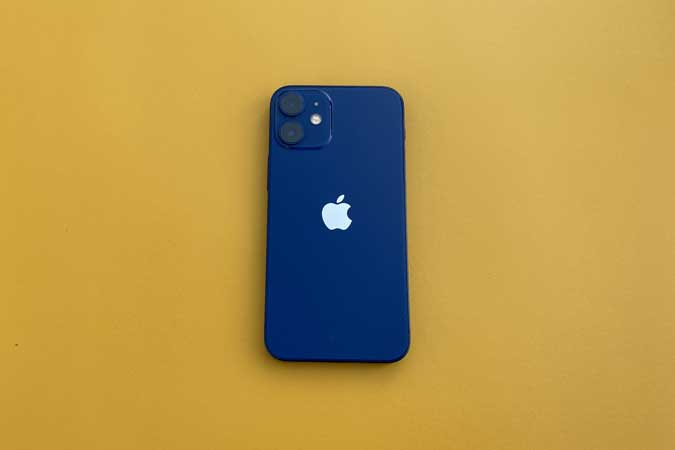 iPhone 12 mini на желтом фоне