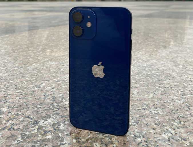 iPhone 12 mini стоит вертикально