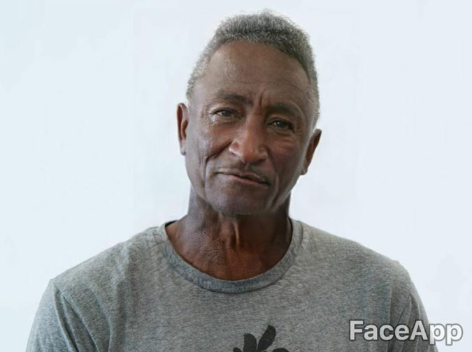 MKBHD использует FaceApp и показывает себя в будущем.