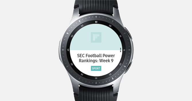 Скриншот Galaxy Watch с приложением Flipboard, показывающий новости о футболе