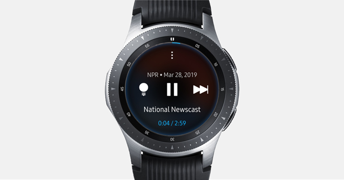 Снимок экрана Galaxy Watch с интерфейсом NPR плеера, на котором отображается кнопка паузы и общая информация.