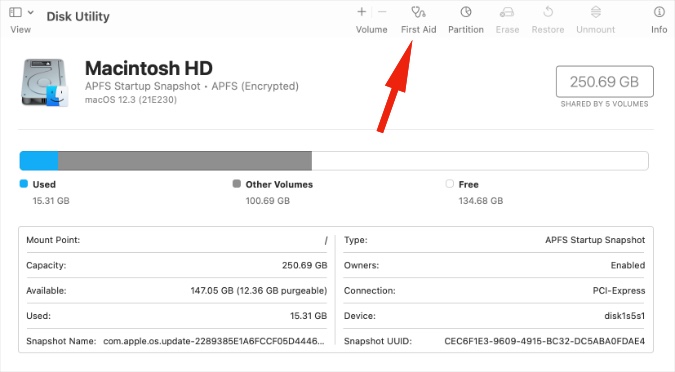 нажмите «Первая помощь» в дисковой утилите на Mac