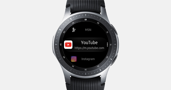 Снимок экрана Galaxy Watch с интернет-браузером Samsung, на котором показаны закладки Youtube и Instagram.