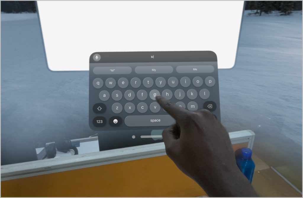 Коснитесь виртуальной клавиатуры на Apple Vision pro.