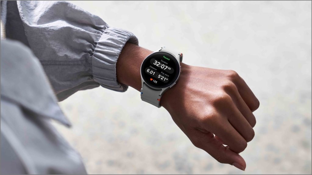 Samsung Galaxy Watch 7 в руках