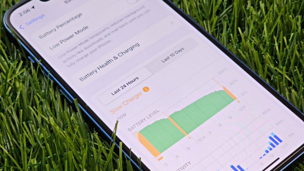 Предупреждение о медленной зарядке на iPhone под управлением iOS 18