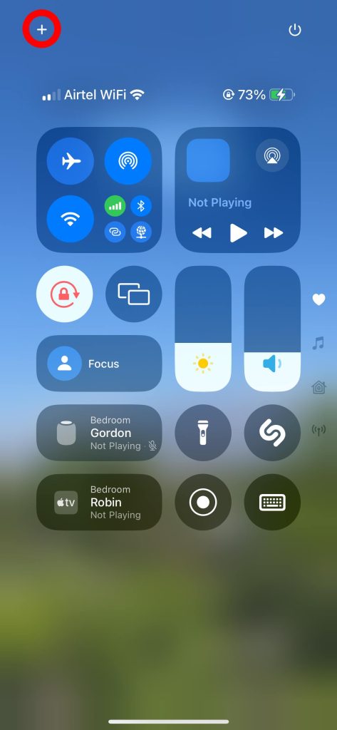 Нажмите кнопку «+» в верхнем левом углу Центра управления на iPhone.