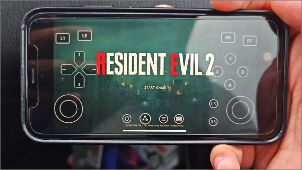 Играем в игру Resident Evil 2 AAA на iPhone с помощью облачных игр Amazon Luna